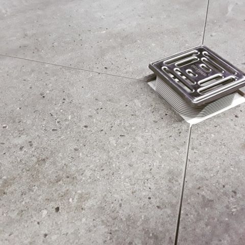 Duschboden Zuschnitt in Wasserstrahltechnik