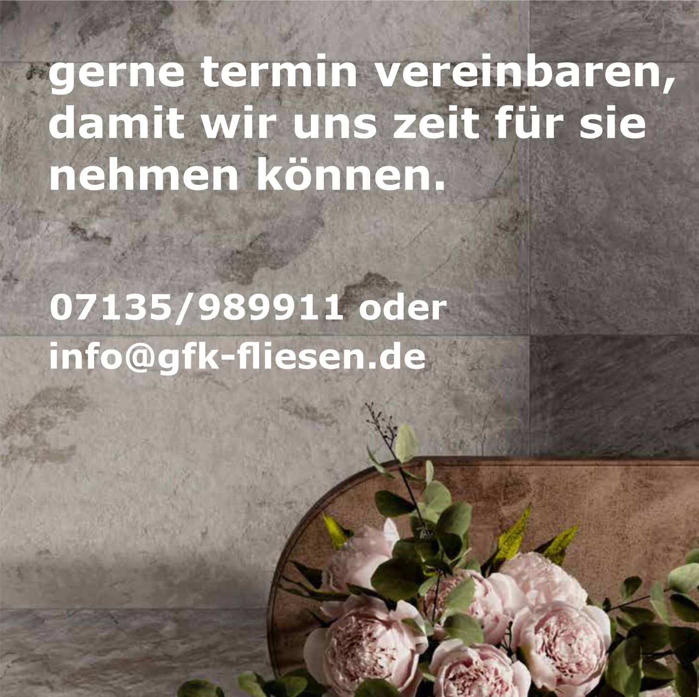Elegante Fliesenwand mit pastellfarbenen Pfingstrosen, Kontaktdaten von GFK-Fliesen zur Terminvereinbarung